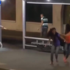 国外恶搞：街头突然出现恐怖娃娃的一瞬间，我笑了。(づ ●─● )づ