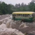 印度一校车 在过漫水路 的时候不幸翻车