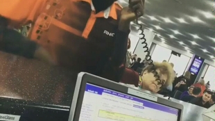 机场英语广播讲解 38526686cec17aae338f56db293d3152cae10b47.jpg@310w_174h_1c_100q.jpg