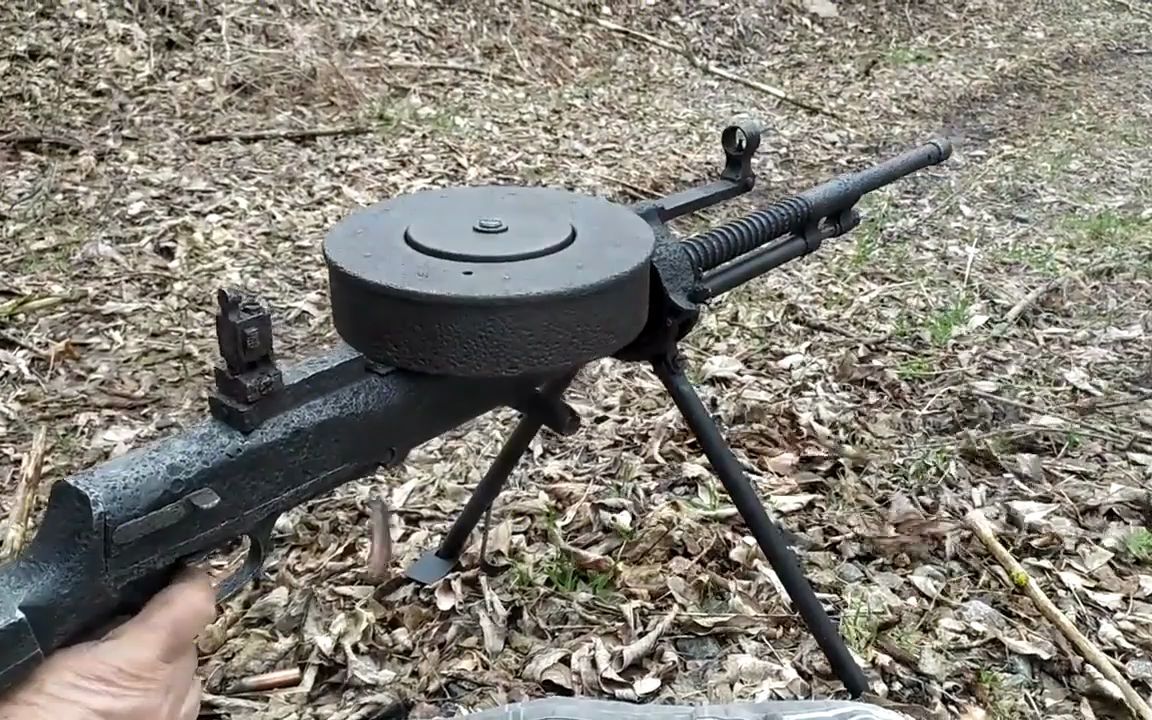 发射空包弹的dp轻机枪采用弹鼓供弹射击测试威力不能小看