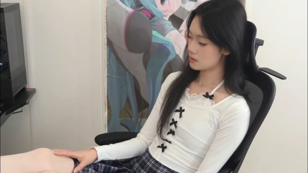 校花小艺白丝jk写真花絮