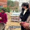 老太太让外地小伙付200块钱，不然就不要走！你怎么看