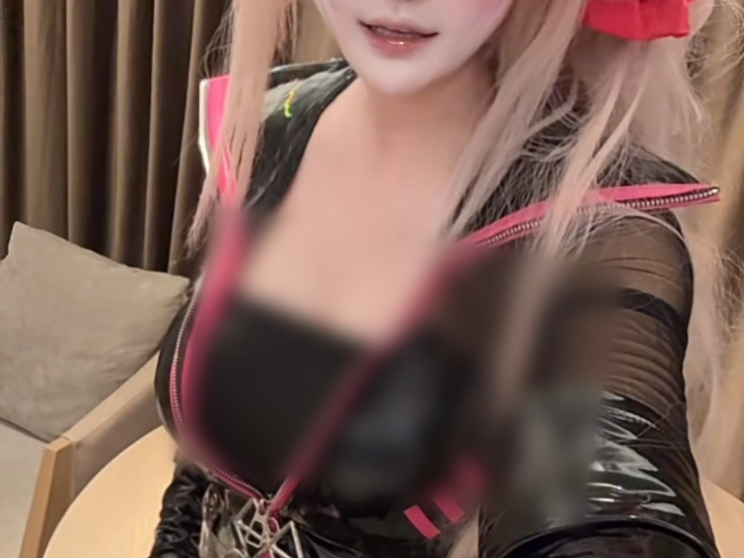 我再也不出皮衣的cos了。