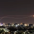 每遇外军空袭，以色列民众看铁穹防御如看烟花。记者身后导弹突然启动，拦截来自加沙的火箭弹