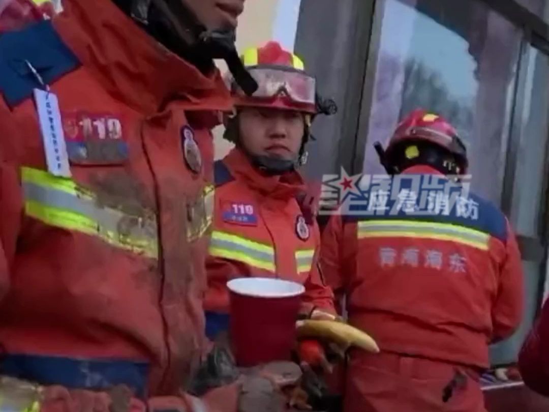 消防员在救援现场被萌娃亲吻，瞬间心都要融化了：特别的鼓励