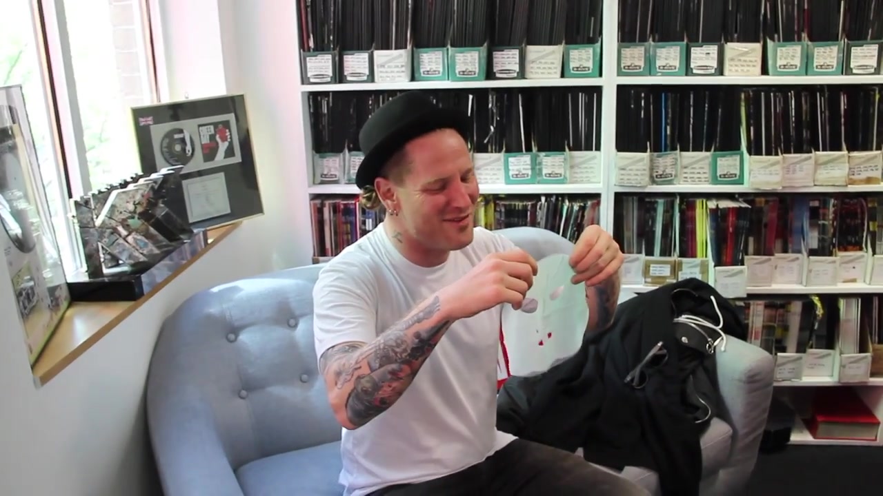 【corey taylor】tries on a new mask(主唱试戴新面具)