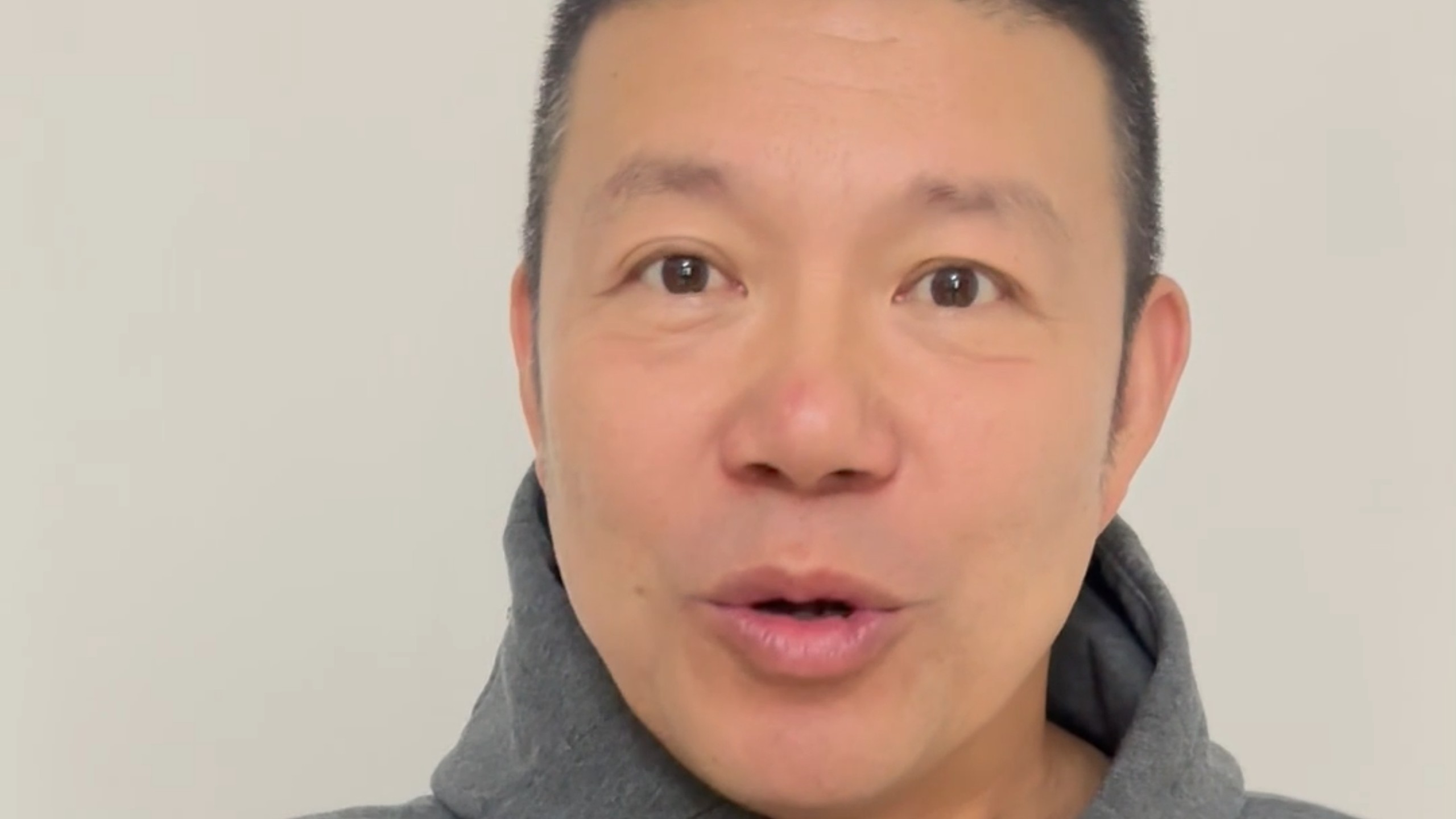 开学了 不穿校服行不行？
