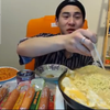 奔驰小哥煮了一个大锅泡面，喝起来真舒服