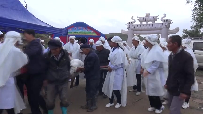 农村丧葬风俗孝子拿孝棍跪拜宰杀一头猪祭奠