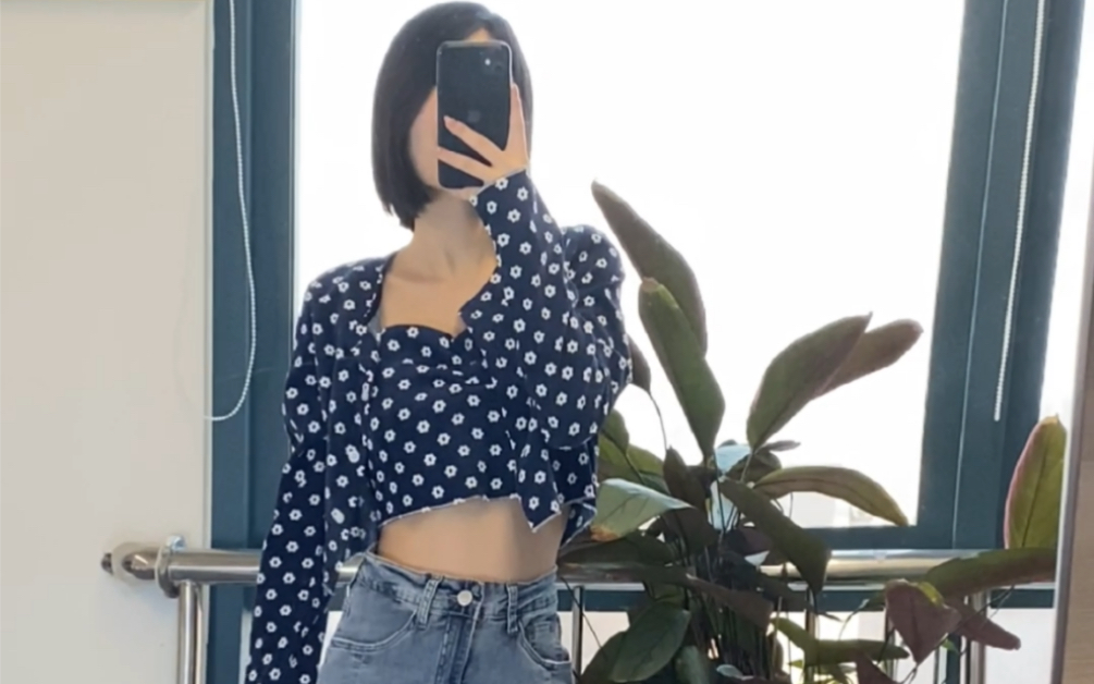 暂且称蓝色丝袜为蓝色妖姬。