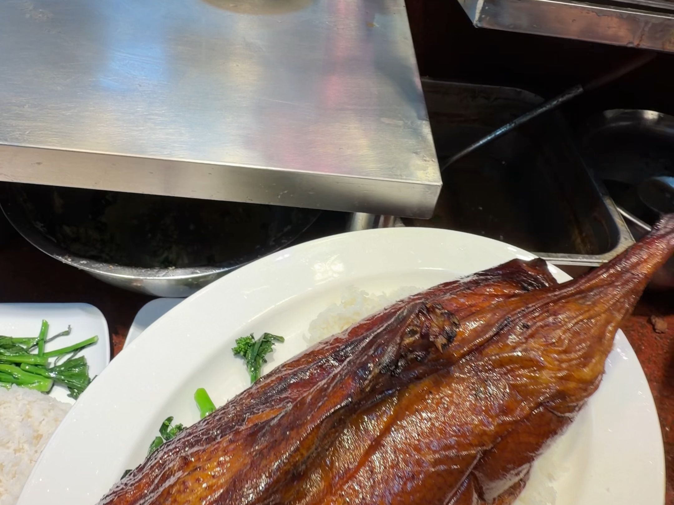 烧腊店 为了不卖隔夜货，竟然做出这种，夸张的行为，弄的客人，一脸正经#烧腊