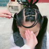 八岁姑姑给侄女扎发