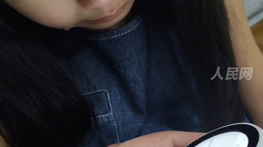 “memory是记忆的意思，姐姐会永远记得与你一起的快乐时光。”女孩不慎摔坏家里的AI机器人，最后这段对话令人动容😭（小十三呀）