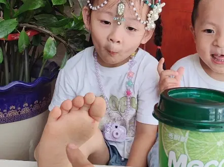 挠脚丫比赛。笑了的不可以喝饮料。