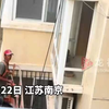师傅高温天气室外作业，女子看到后主动递水给师傅消暑