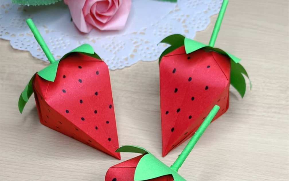 到了吃草莓的季节，带孩子一起制作可爱的草莓吧，里面还能装小东西