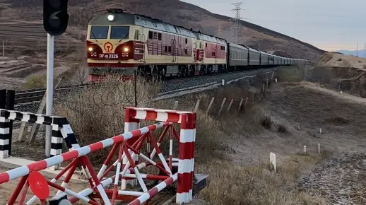 集通铁路最后的单线段展线，最后一班图定快客通过K492道口后驶入上店站，之后线路将进行封锁拨接！