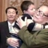 照片中江老先生怀抱着的正是王伟烈士的儿子，那一年他刚六岁还不知道家里发生了什么事