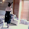 丈夫回家发现妻子给他戴绿帽子，奸夫还在家里