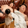 爸爸喝多被妈妈赶到客厅睡觉，女儿穿着尿不湿照顾爸爸，画面太暖