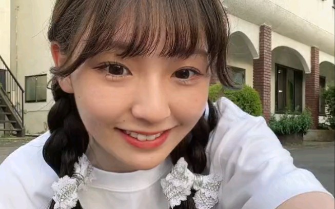 [Onodera Misa] Digging and digging in a small garden.