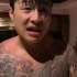 帝师在泰国一个岛上直播，大秀身上的肌肉和纹身