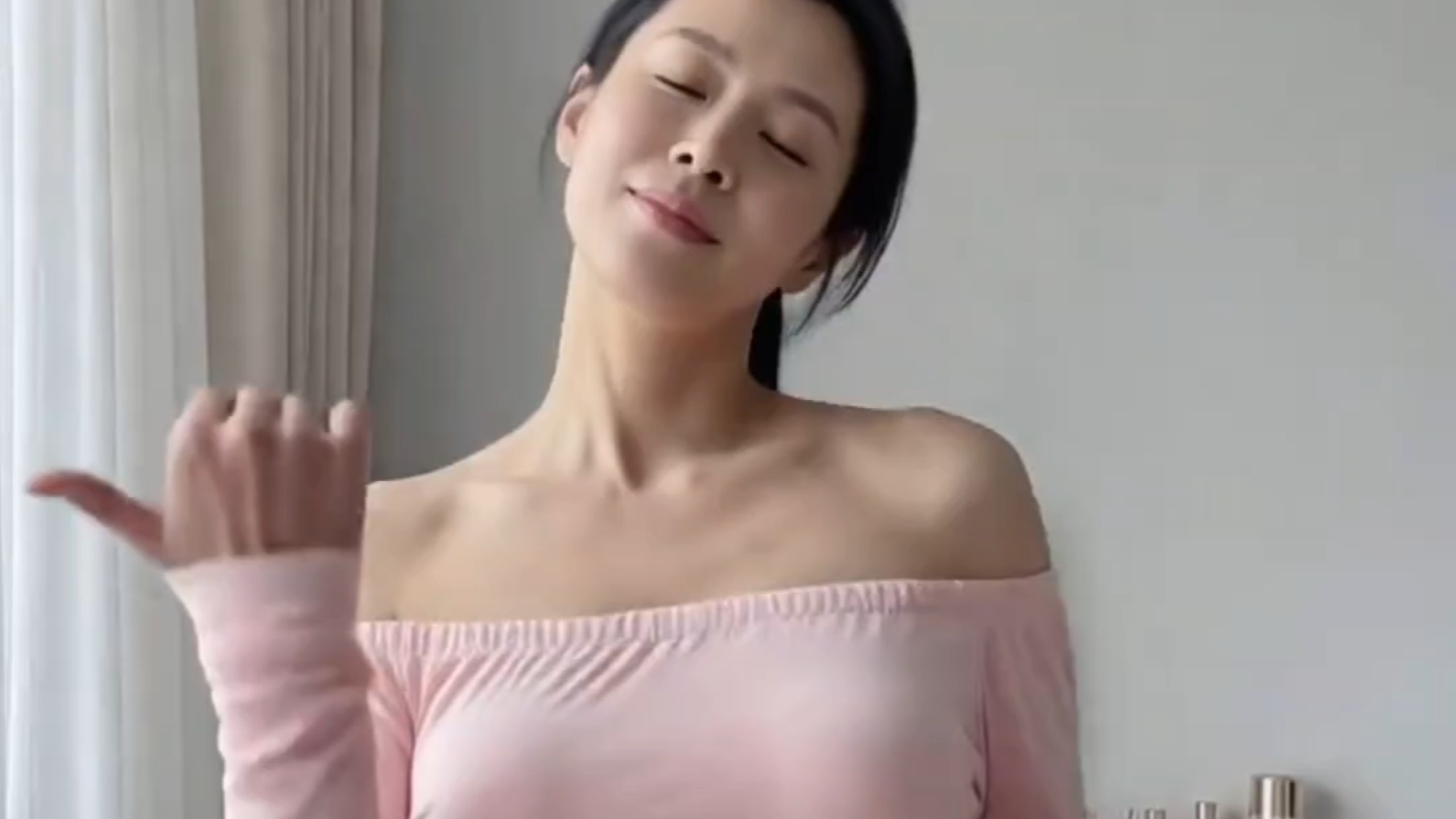 年少不知阿姨好，把枪压稳了