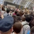 太感人了！松田聖子2023夏季首场演出结束后，观众走向车站时合唱松田圣子的红色香豌豆。