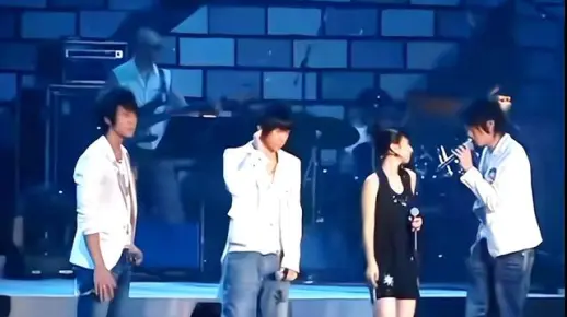 飞轮海携手师姐Hebe田馥甄唱的这首《只对你有感觉》当年也是红极一时