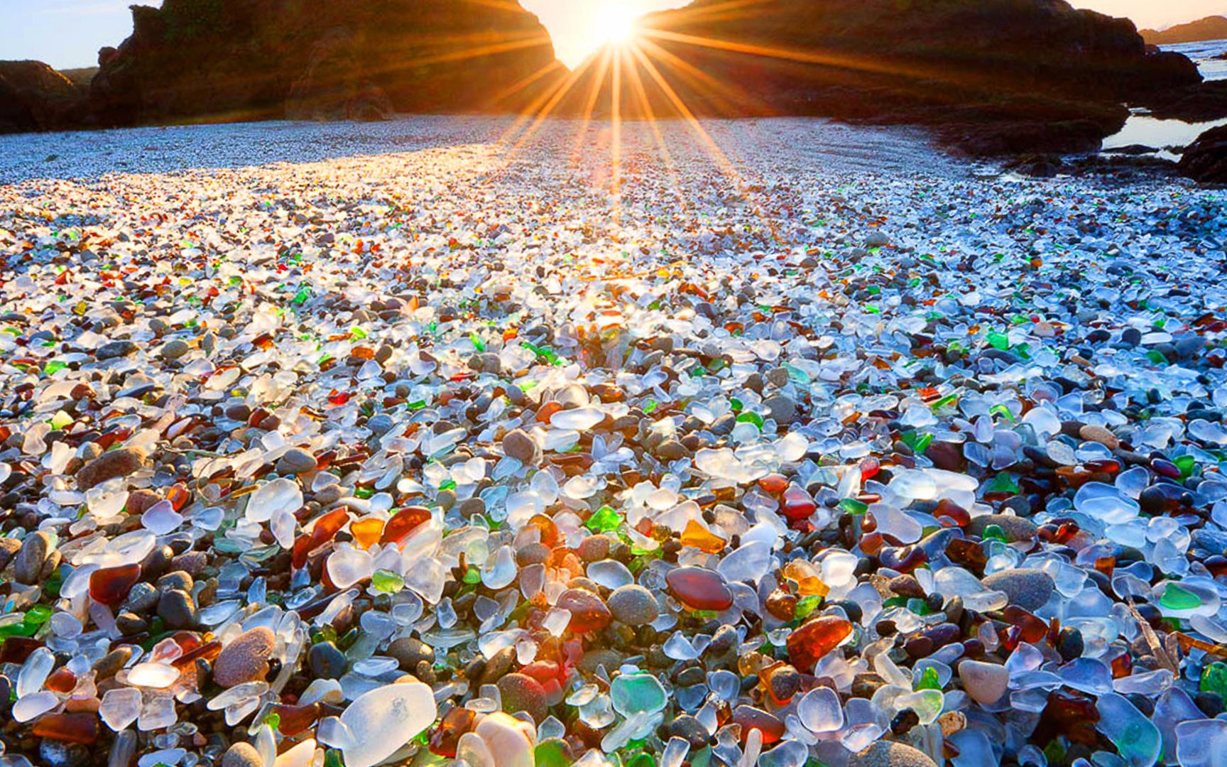 美国加州布拉格堡的五彩玻璃海滩|美国加州|布拉格堡|海滩_新浪新闻