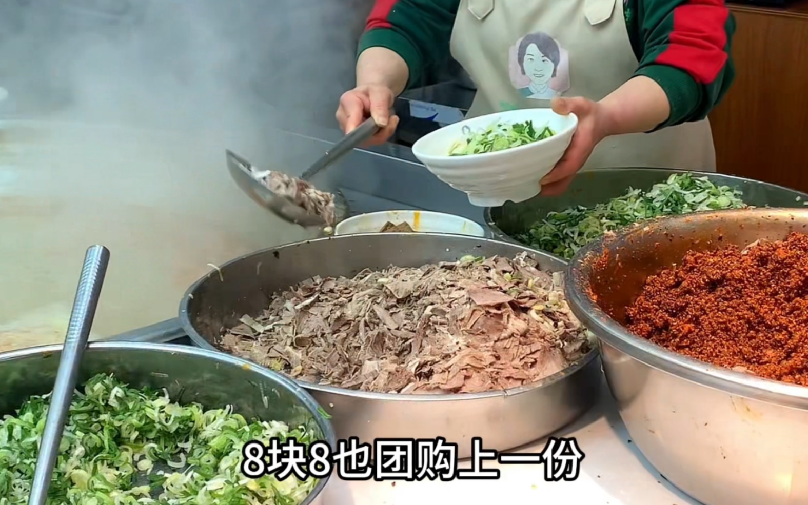 在郑州吃宵夜两碗丸子汤14元，配上青椒鸡蛋饼，8.8元的牛肉饸饹面，加上烤板筋和烤羊眼