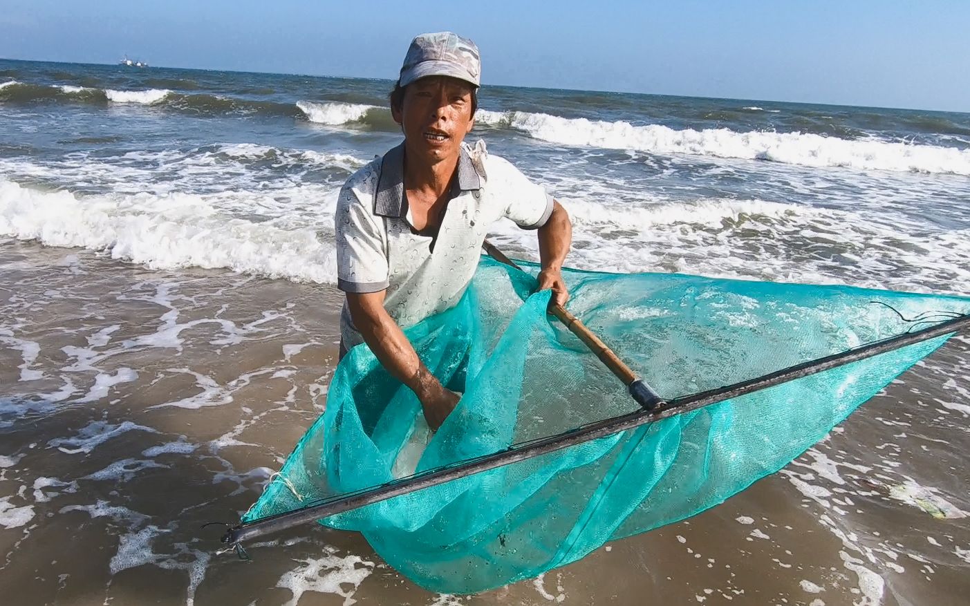 阿雄制作出超大赶海武器迎着大浪淘海鲜一下子抓到好几斤