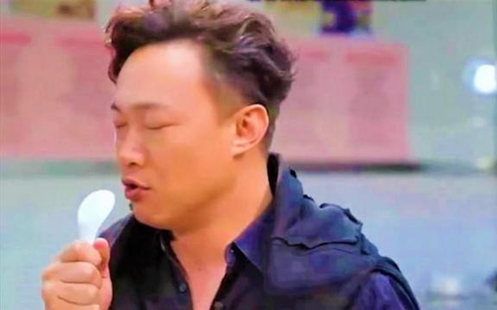 陈奕迅拿“勺子”模仿张学友唱歌，感人形容：张学友是我音乐英雄