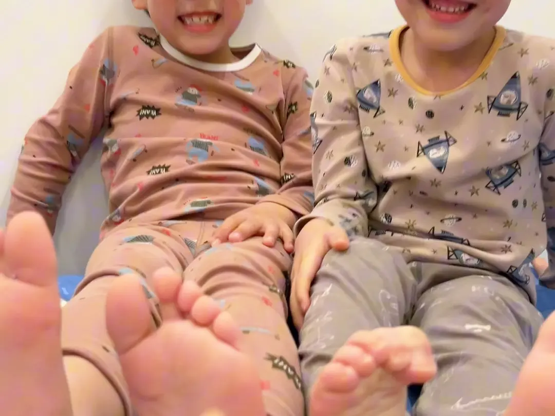 双胎男孩～小左小右抢着挠脚吖痒痒