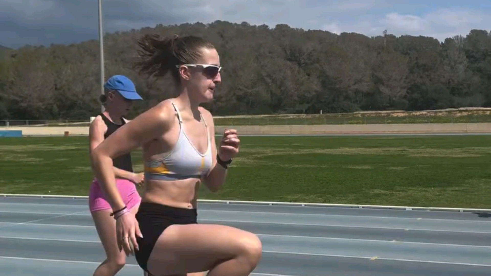 女子跨栏运动员们的技术训练