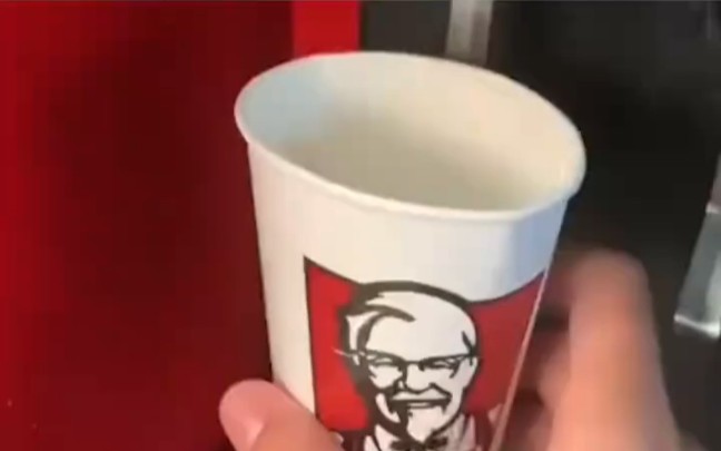 男子为喝到100%的纯可乐，不停刷着KFC的饮料机