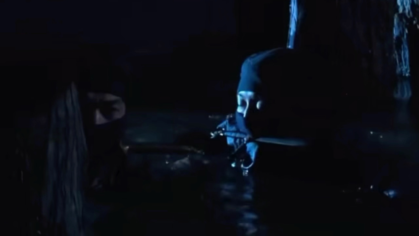 两个蒙面刺客偷偷游水潜入行刺，怎料被杀