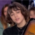 法国女歌手Pomme在节目中弹唱《千与千寻》主题曲《永远常在》……