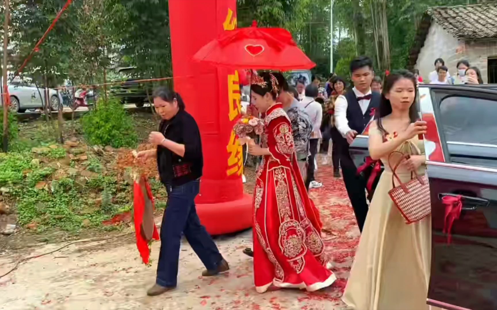 婚礼最受欢迎的中国红，现场喜庆，氛围感拉满。