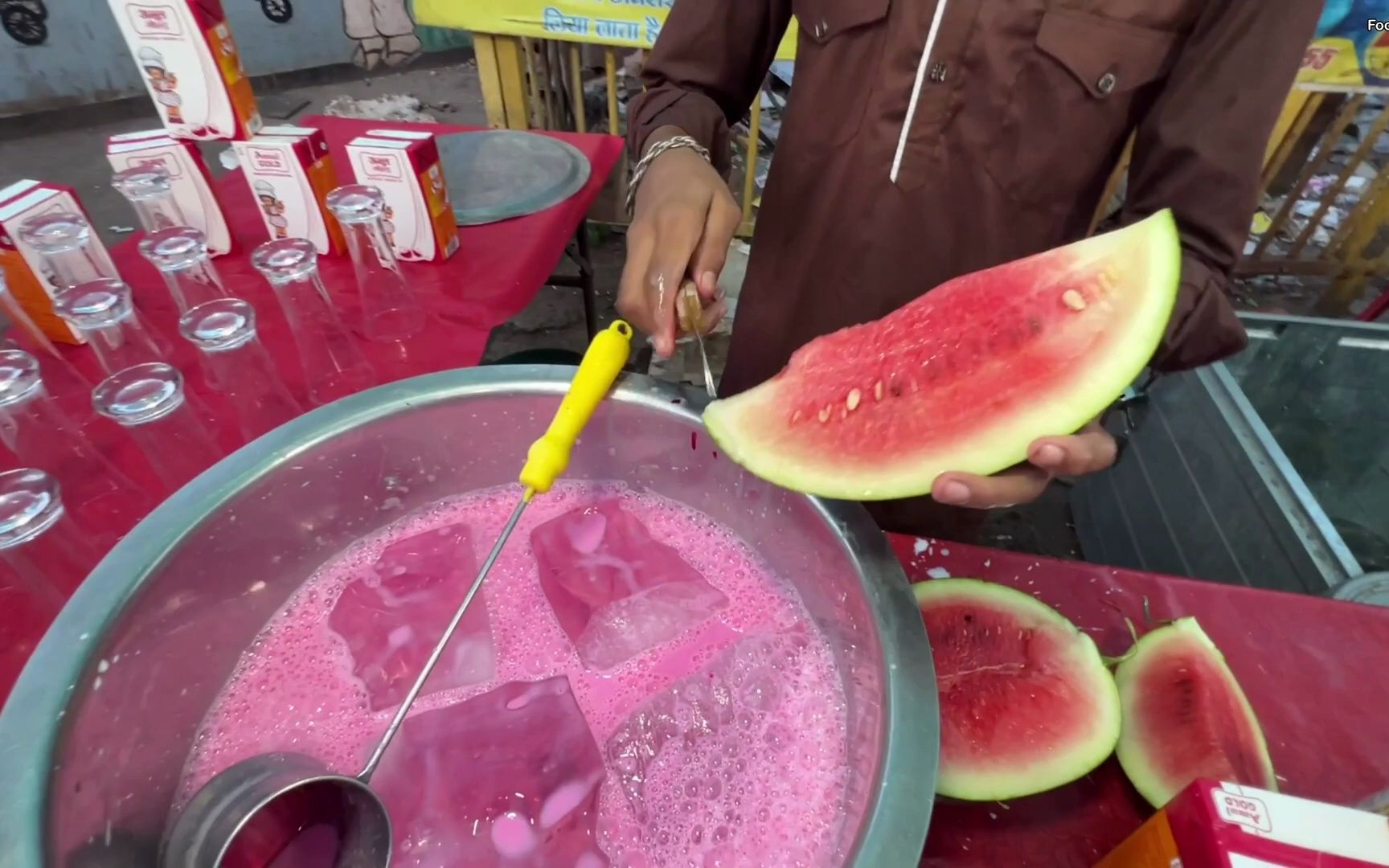 【印度】赖布尔市15岁小男孩卖冰奶昔西瓜汁