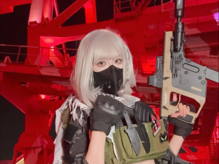 Falling in love with Vivian Mak is as easy as drinking water.