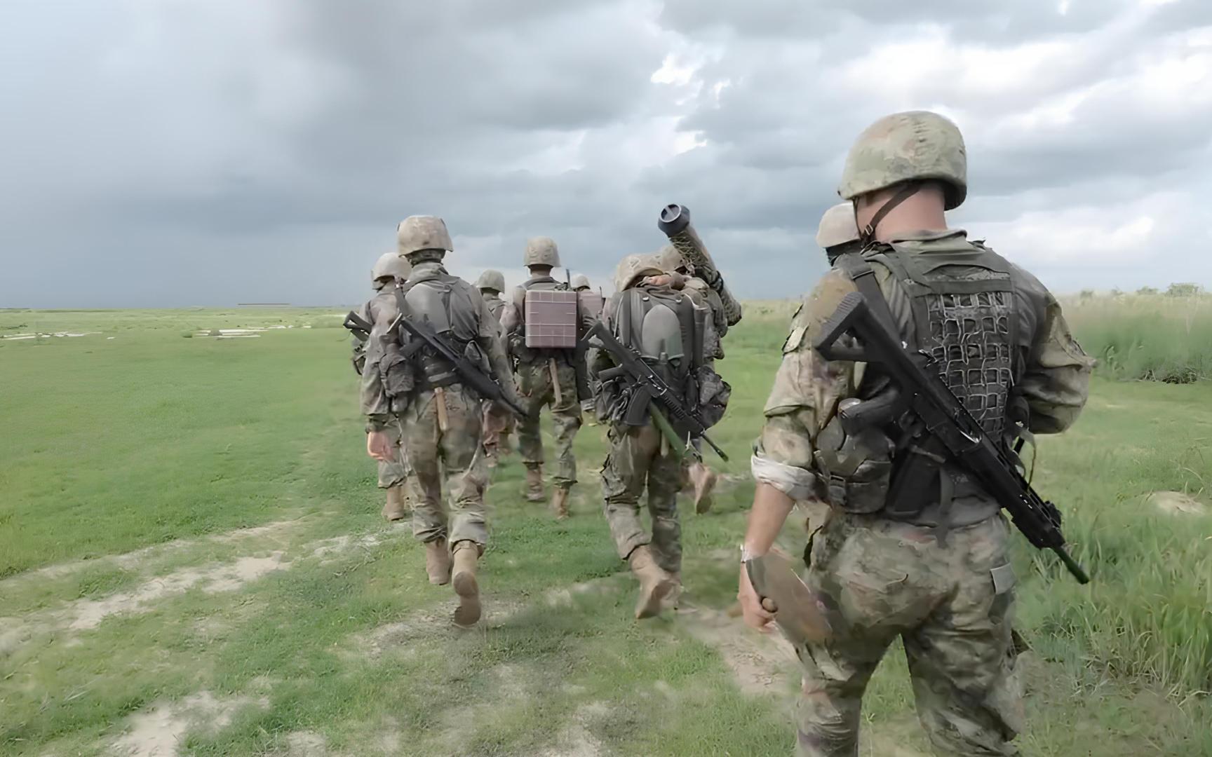 “立个约定吧，明年一起去全男徒步~”