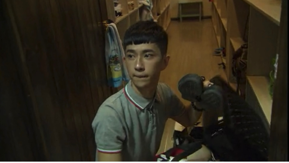 于朦胧快乐男声淘汰后离开城堡全过程(1)：收拾行李一直抽泣