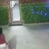 女子刚走进公共厕所，丝毫没感觉到身后不对劲，监控拍下荒唐画面