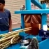印度街头小贩是这样榨甘蔗汁的，一不小心，就会砸头了