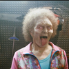男人掀开帘子一看，只见一位80岁的小姐姐风韵犹存的对着强哥吐舌头
