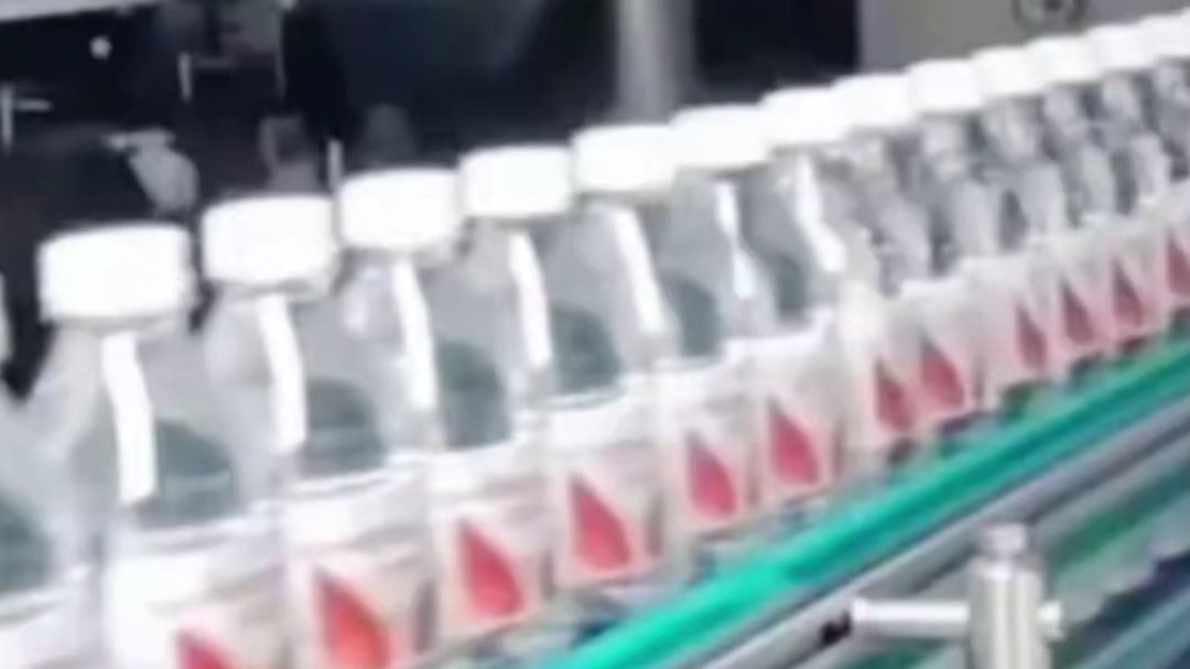 “连AD钙奶、营养快线都让停了”娃哈哈被曝大规模停产？知情人回应。