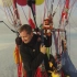 国外男子自制气球飞行，完成飞行梦想