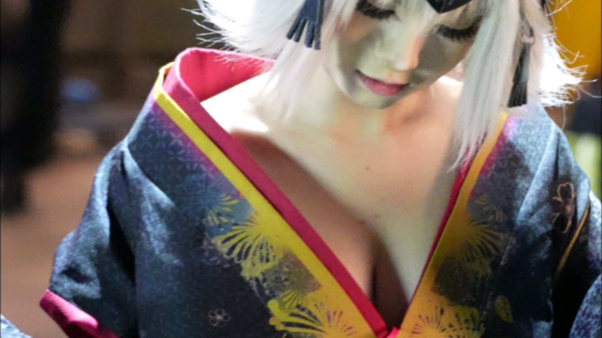 [Black-Zhen Cosplay 2] – Slender Feet, Thick Thighs, and Bare Legs