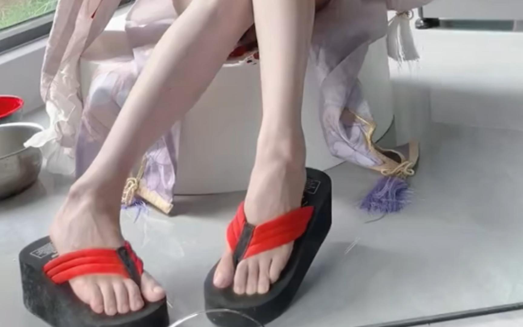 Hey, guys, we're going to spend the New Year's Eve with Fox Sister. Harakami Yae Kamiko cos.